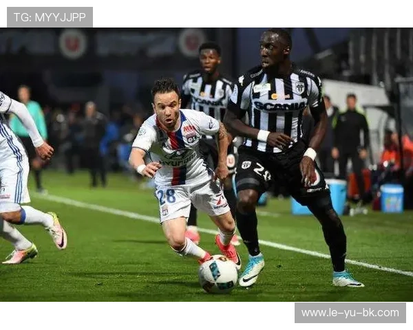 解析里昂边中结合的高效进攻模板